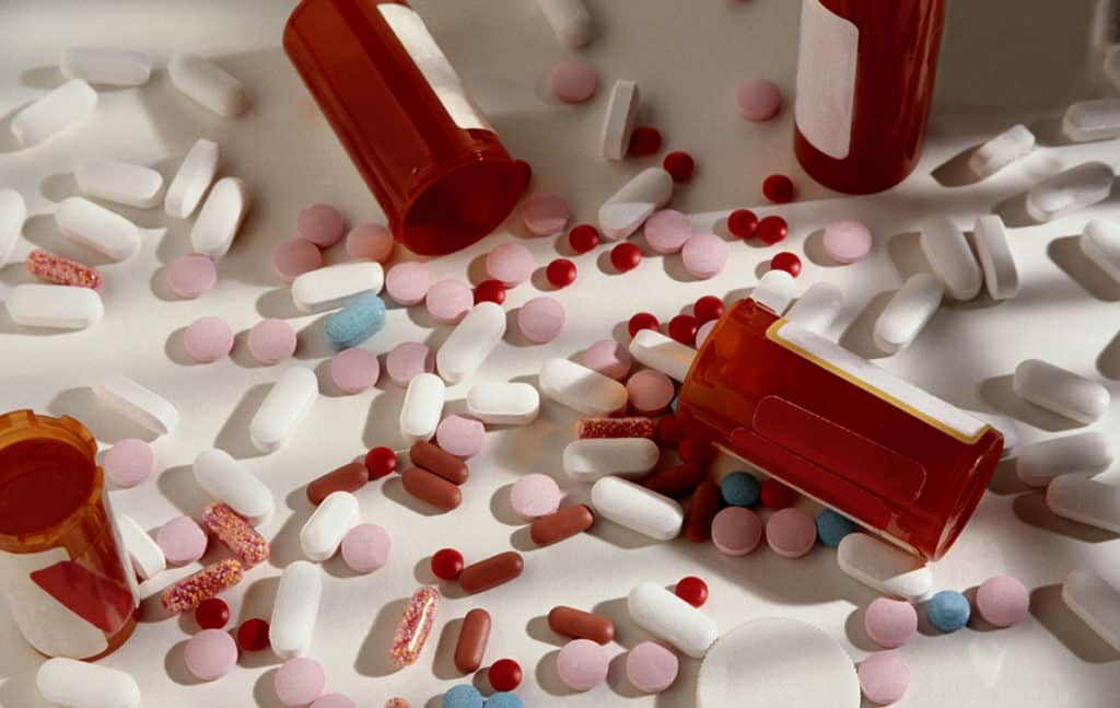 Разбросанные лекарства и таблетки
