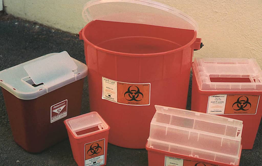 Красные контейнеры для хранения отходов